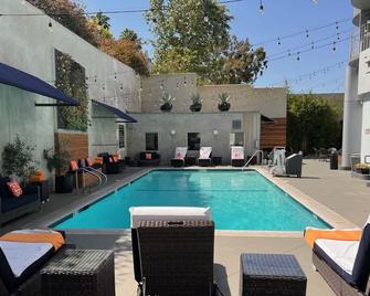 洛杉矶美好生活精品酒店 - 洛杉矶 - 游泳池