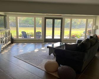 Serene & Charming Riverfront house just outside of Elkhorn & Omaha - 滑铁卢（内布拉斯加州） - 客厅