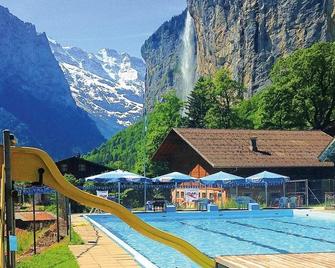 Camping Jungfrau - 劳特布伦嫩 - 游泳池