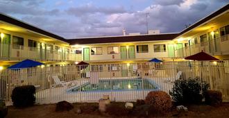 Motel 9 Las Cruces - 拉斯克鲁塞斯 - 游泳池