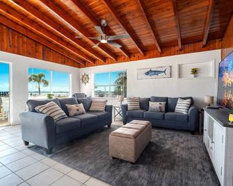Waterfront Anchor House with Boat Basin & Ramp - Summerland Key - 客厅
