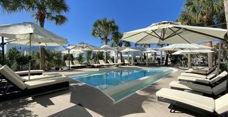 全新优雅湾套房酒店 - 格雷斯湾 - 游泳池
