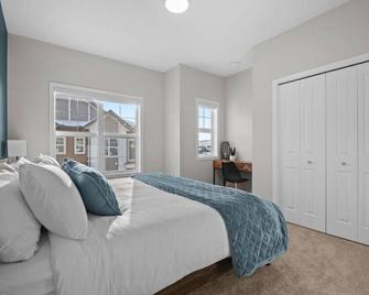 Fireside Vista | King Bed | Cable | Pets | Modern - 科克伦(艾伯塔) - 睡房