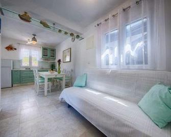 Molo Trovna Apartments - 维斯 - 客厅