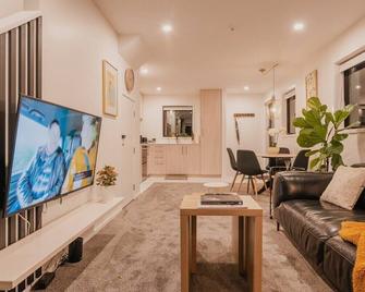 Where Home Meets Serenity in Christchurch - 基督城 - 客厅