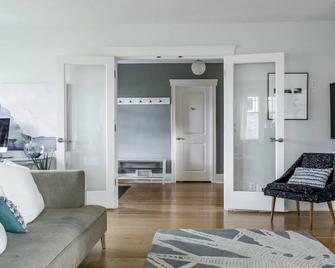 Sunny Family Home In Heart Of Kitsilano With Mountain Views - 温哥华 - 客厅