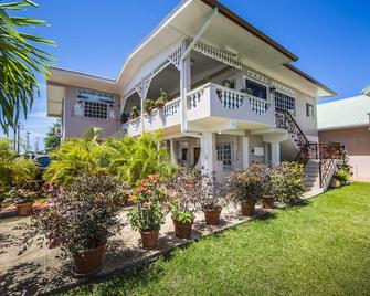 Fully equipped unique self-contained cozy apartments ideal for couples/families. - Bon Accord Village - 建筑
