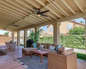 Home with Private Pool and Game Room in Indio! - 印地欧 - 露台