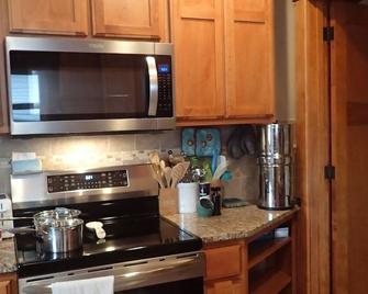 Home in Oshkosh near EAA Air Venture - \n5 blocks away from Wittman Airport - 奥什科什 - 厨房