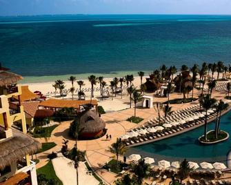 2 bdrm 'beach resort opt. all inclusive (100/person/day) - 女人岛 - 游泳池