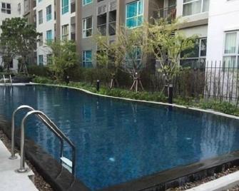 One Bed Room Condo Near Wuttakat Bts - 曼谷 - 游泳池