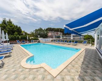 罗米丹纳瑞斯酒店 - 福利奥 - 游泳池