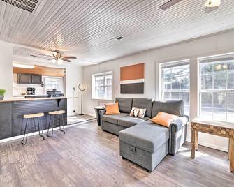 Idyllic Fayetteville Home - Walk to UA Campus! - 费耶特维尔 - 客厅