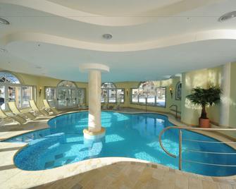 加拿大酒店 - 平佐洛 - 游泳池