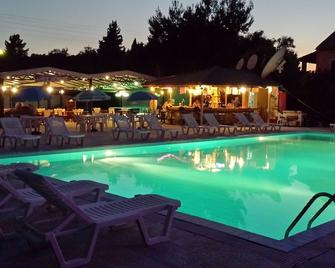 尼可拉斯俱乐部公寓酒店 - Kavos - 游泳池