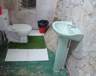 Jamaica House - The Blue Mountain Wilderness Retreat - Buff Bay - 浴室