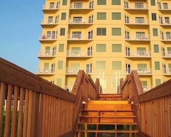 Ocean View, Corner/End Unit, Large Balcony, 1 Bdrm/Bath, Sleeps 4 - 奥蒙德海滩 - 建筑