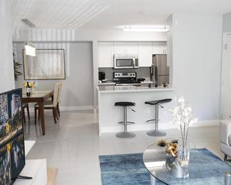 Modern and chic 1B/1B in South Florida near Beach - 彭布罗克派恩斯 - 厨房