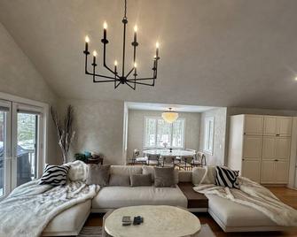 Modern House Family Retreat - 巴港 - 客厅