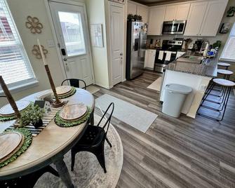 Superb Home 7 minutes from Lackland Air Force Base - 圣安东尼奥 - 餐厅