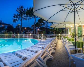 圣弗朗西斯科酒店 - 利尼亚诺萨比亚多罗 - 游泳池