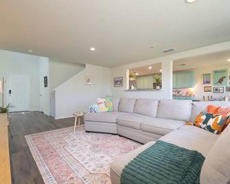 \'Boho Bliss” Family Getaway - 15 min to Alamo - 圣安东尼奥 - 客厅