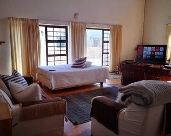 Hermanus Huisie - Charming and Spacious room with on suite bathroom - 80s feel.. - 赫曼努斯 - 睡房