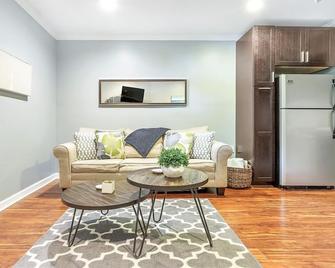 One Bedroom off of Forsyth Park w/ Private Parking by Lucky Savannah - 萨凡纳 - 客厅