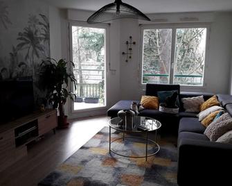 Pleasant bed and breakfast with free parking - 里昂 - 客厅
