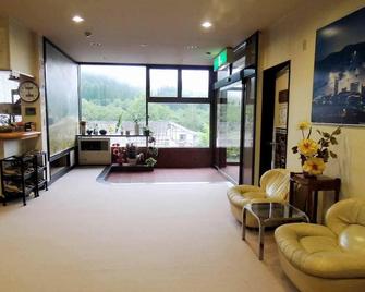 奥卡苗场山林小屋 - 汤泽町 - 客厅