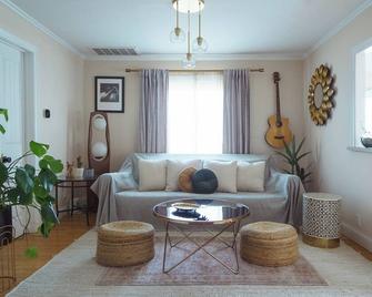 Scenic Hillside Bungalow - 洛杉矶 - 客厅