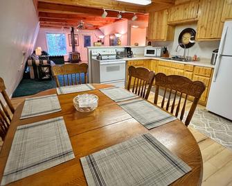 Super cozy family cabin near Yellowstone with full kitchen and laundry. - Big Springs - 餐厅