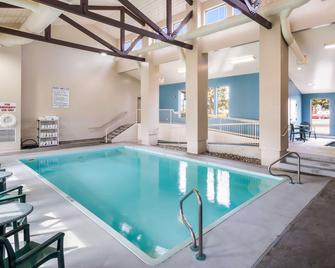 科达伦品质酒店和套房 - 科达伦 - 游泳池