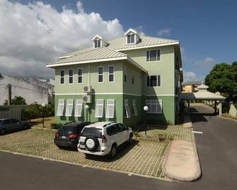 Choose To Be Happy at EI8HT! - Super Studios and Penthouse Apartment - 金斯敦 - 建筑