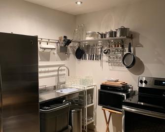 Modern 2 bedroom all season cottage in the beautiful town of Killarney - Killarney - 厨房