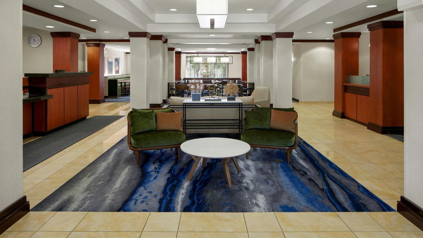 卡莱尔 Fairfield Inn & Suites 酒店