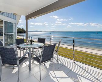 Waterfront Wonderland - 5 Bedroom Luxury Beachfront House With A Lift! - 萨拉曼德湾 - 阳台