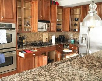 Open Floor Plan, Spa Tub, Fully Stocked Kitchen, King Bed - 弗雷德里克 - 厨房