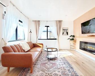Remodeled Twin Duplex 3-Bedroom Home, close to airport, beach, Disney, shopping - 圣安娜 - 客厅