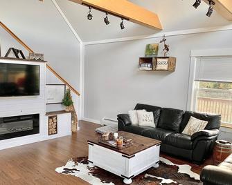Journeys End Chalet - Minutes To Jay Peak! - North Troy - 客厅