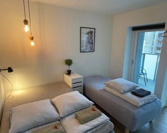 Modern Central Apt with Rooftop, Privat Balcony, & Free Parking, Steps from Aarhus Attractions - 奥胡斯 - 睡房