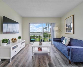 Longstay 1br Intracoastal View/5 Min To Beach - 西棕榈滩 - 客厅