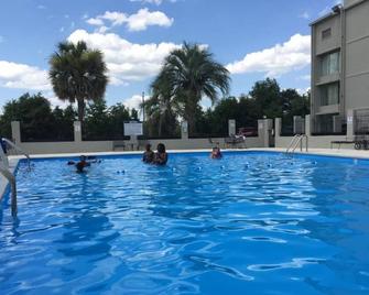 阿朗达旅馆 - 奥尔巴尼 - 游泳池