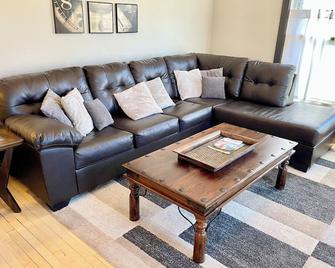 North Shore Escape 3 Queen Rooms, Walkable to Beach & Shops - 图哈伯斯 - 客厅