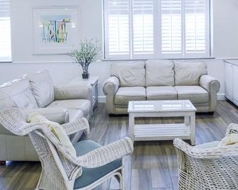 One Bedroom, Ocean View, Luxury Condo, Ormond Beach, Florida (2426534) - 奥蒙德海滩 - 客厅