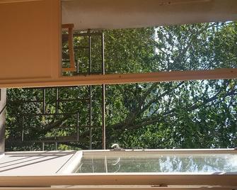 Nice room with bed and bathroom, I can provide massage for you - 斯德哥尔摩 - 阳台