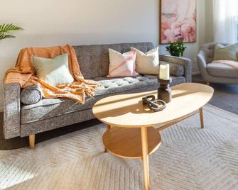 Cozy 3 bedroom near Hagley Park w/Garage - 基督城 - 客厅