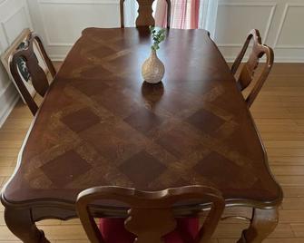 Cozy home minutes from PNC and Nascar Speedway - Harrisburg - 餐厅