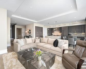 True Luxury Living in Fashion Island with Elevator and Ocean Views - 纽波特海滩 - 客厅