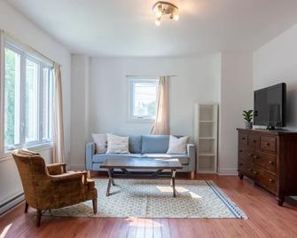 Bright and spacious 2 bedroom home! - 加蒂诺 - 客厅